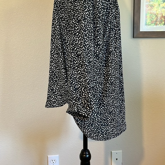 Black-and-white V-neck three-quarter sleeve hidden buttons in the front blouse​ - Picture 11 of 11